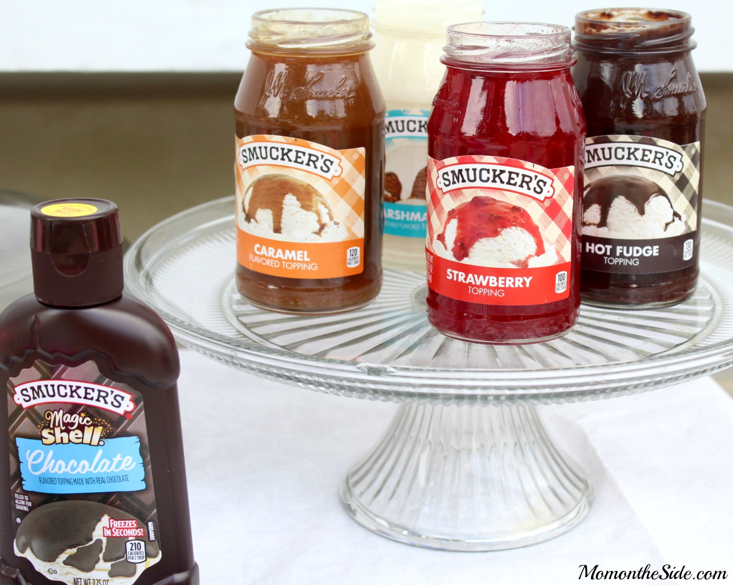 DIY Backyard Ice Cream Sundae Bar Ideas