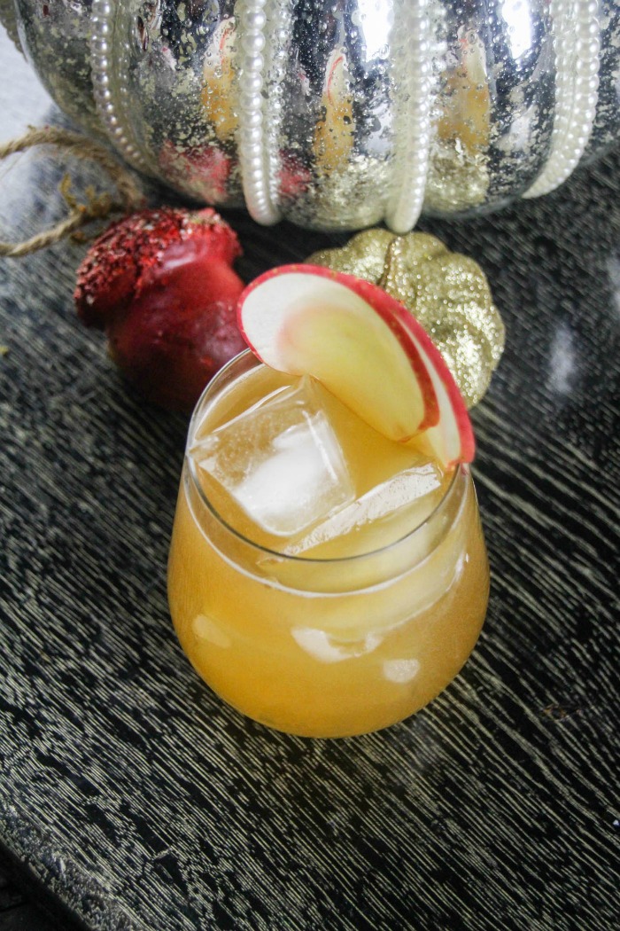 Move aside pumpkin spice, the Autumn Ginger Apple Cocktail is fall's must have drink. Get the recipe for this delicious fall cocktail!